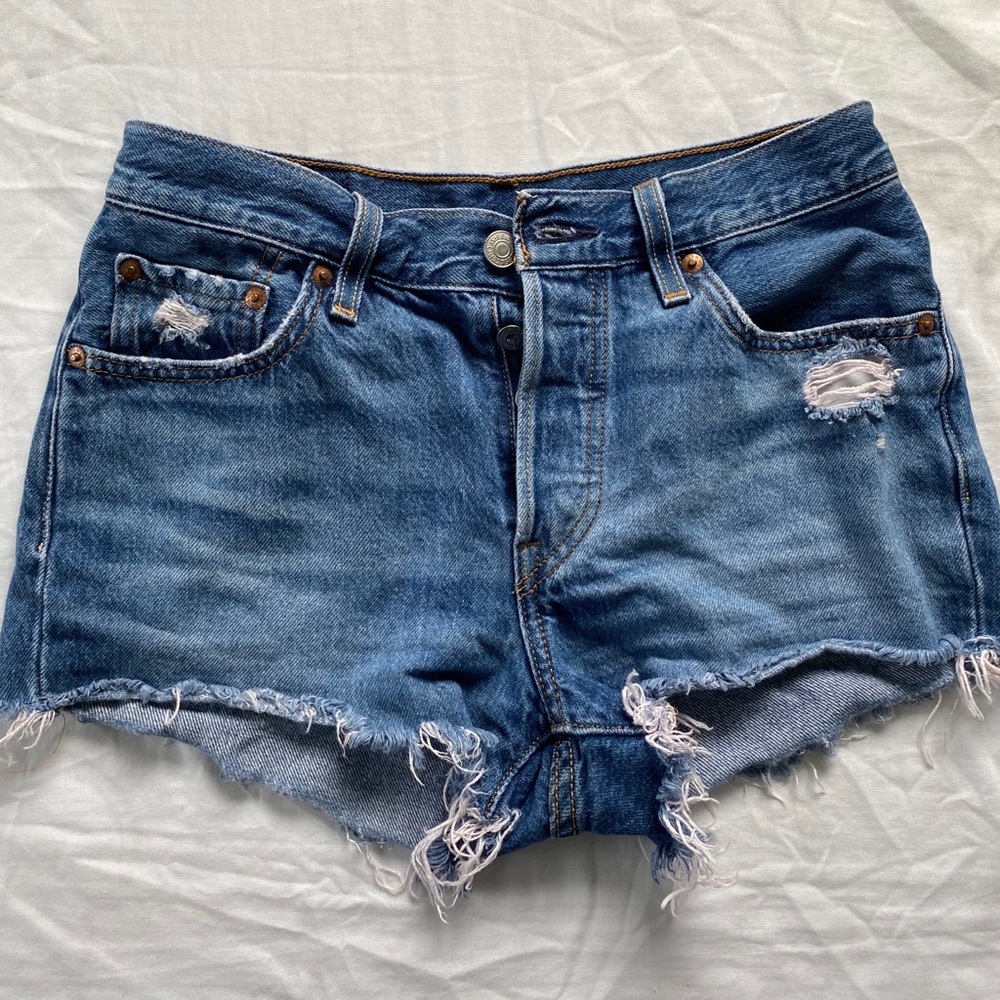 LEVIS SHORTS SIZE 25